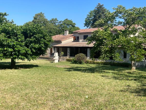 À seulement 1,5 km du centre de Dieulefit, découvrez cette spacieuse maison familiale avec grand terrain et fort potentiel d'aménagement