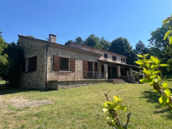 À seulement 1,5 km du centre de Dieulefit, découvrez cette spacieuse maison familiale avec grand terrain et fort potentiel d'aménagement