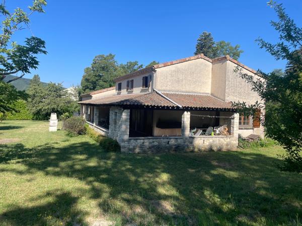 À seulement 1,5 km du centre de Dieulefit, découvrez cette spacieuse maison familiale avec grand terrain et fort potentiel d'aménagement