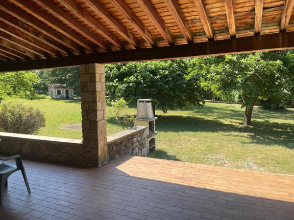 À seulement 1,5 km du centre de Dieulefit, découvrez cette spacieuse maison familiale avec grand terrain et fort potentiel d'aménagement