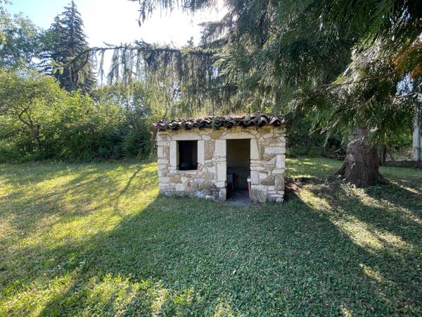 À seulement 1,5 km du centre de Dieulefit, découvrez cette spacieuse maison familiale avec grand terrain et fort potentiel d'aménagement