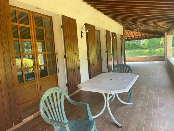 À seulement 1,5 km du centre de Dieulefit, découvrez cette spacieuse maison familiale avec grand terrain et fort potentiel d'aménagement
