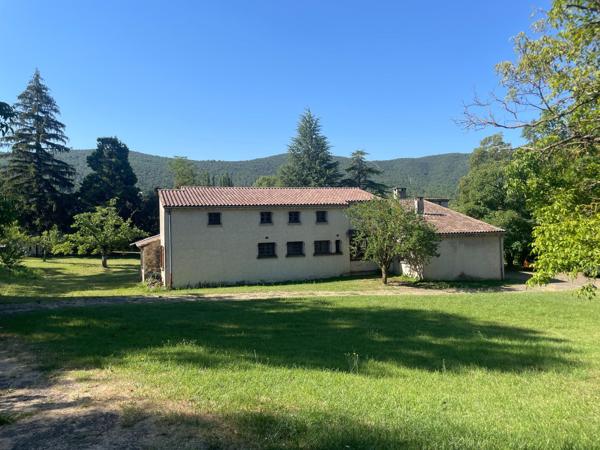 À seulement 1,5 km du centre de Dieulefit, découvrez cette spacieuse maison familiale avec grand terrain et fort potentiel d'aménagement