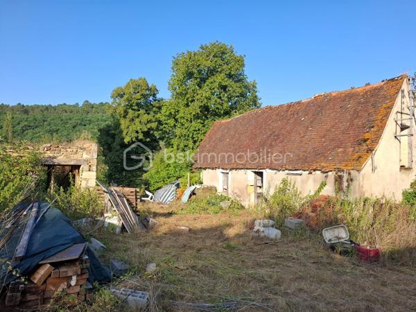 Ensemble de biens immobiliers à rénover sur presque 3 000 m2 de terrain avec possibilité d'acheter un peu plus.
4 bâtiments cadastrés. Une ancienne maison de 2 pièces avec cheminée à foyer ouvert et combles. Grange d'au moins 150 m2 au total, un ancien four à pain et un quatrième bâtiment. 
ATTENTION, LOURDS TRAVAUX, RENOVATION COMPLETE A FAIRE
Compteur électrique à changer
Toutes les toitures sont à refaire
Il y a un mobil home sur place qui peut rester si l'acheteur le souhaite
Un seul voisin
Endroit de baignade au change à 4 minutes top chrono!
De la pierre, magnifique pierre à rénover!