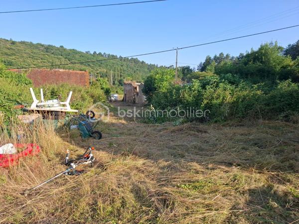 Ensemble de biens immobiliers à rénover sur presque 3 000 m2 de terrain avec possibilité d'acheter un peu plus.
4 bâtiments cadastrés. Une ancienne maison de 2 pièces avec cheminée à foyer ouvert et combles. Grange d'au moins 150 m2 au total, un ancien four à pain et un quatrième bâtiment. 
ATTENTION, LOURDS TRAVAUX, RENOVATION COMPLETE A FAIRE
Compteur électrique à changer
Toutes les toitures sont à refaire
Il y a un mobil home sur place qui peut rester si l'acheteur le souhaite
Un seul voisin
Endroit de baignade au change à 4 minutes top chrono!
De la pierre, magnifique pierre à rénover!