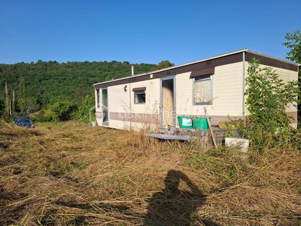 Ensemble de biens immobiliers à rénover sur presque 3 000 m2 de terrain avec possibilité d'acheter un peu plus.
4 bâtiments cadastrés. Une ancienne maison de 2 pièces avec cheminée à foyer ouvert et combles. Grange d'au moins 150 m2 au total, un ancien four à pain et un quatrième bâtiment. 
ATTENTION, LOURDS TRAVAUX, RENOVATION COMPLETE A FAIRE
Compteur électrique à changer
Toutes les toitures sont à refaire
Il y a un mobil home sur place qui peut rester si l'acheteur le souhaite
Un seul voisin
Endroit de baignade au change à 4 minutes top chrono!
De la pierre, magnifique pierre à rénover!