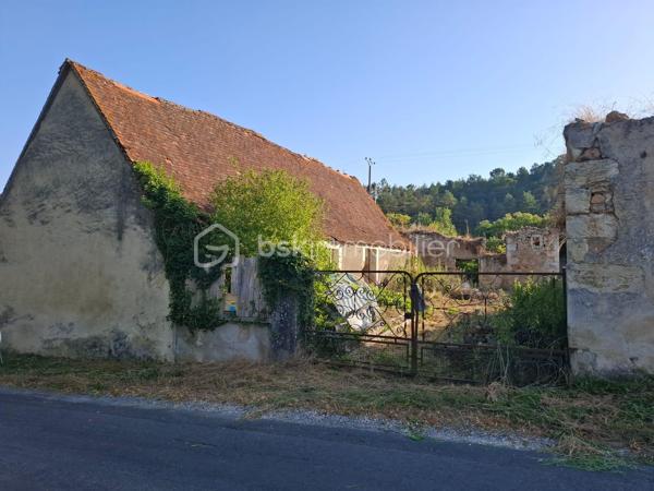 Ensemble de biens immobiliers à rénover sur presque 3 000 m2 de terrain avec possibilité d'acheter un peu plus.
4 bâtiments cadastrés. Une ancienne maison de 2 pièces avec cheminée à foyer ouvert et combles. Grange d'au moins 150 m2 au total, un ancien four à pain et un quatrième bâtiment. 
ATTENTION, LOURDS TRAVAUX, RENOVATION COMPLETE A FAIRE
Compteur électrique à changer
Toutes les toitures sont à refaire
Il y a un mobil home sur place qui peut rester si l'acheteur le souhaite
Un seul voisin
Endroit de baignade au change à 4 minutes top chrono!
De la pierre, magnifique pierre à rénover!