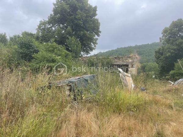 Ensemble de biens immobiliers à rénover sur presque 3 000 m2 de terrain avec possibilité d'acheter un peu plus.
4 bâtiments cadastrés. Une ancienne maison de 2 pièces avec cheminée à foyer ouvert et combles. Grange d'au moins 150 m2 au total, un ancien four à pain et un quatrième bâtiment. 
ATTENTION, LOURDS TRAVAUX, RENOVATION COMPLETE A FAIRE
Compteur électrique à changer
Toutes les toitures sont à refaire
Il y a un mobil home sur place qui peut rester si l'acheteur le souhaite
Un seul voisin
Endroit de baignade au change à 4 minutes top chrono!
De la pierre, magnifique pierre à rénover!