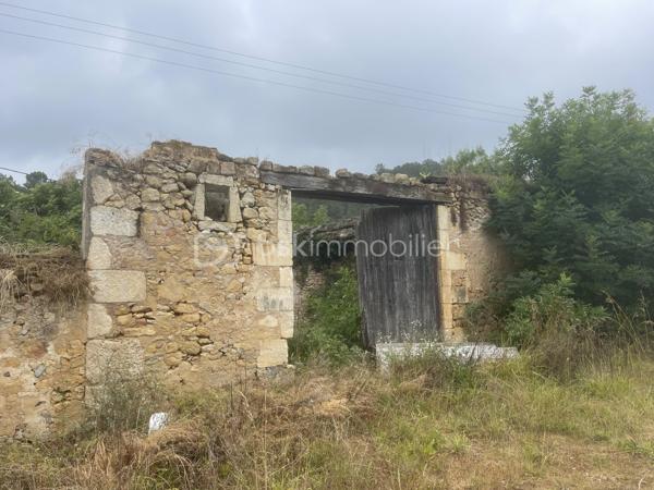 Ensemble de biens immobiliers à rénover sur presque 3 000 m2 de terrain avec possibilité d'acheter un peu plus.
4 bâtiments cadastrés. Une ancienne maison de 2 pièces avec cheminée à foyer ouvert et combles. Grange d'au moins 150 m2 au total, un ancien four à pain et un quatrième bâtiment. 
ATTENTION, LOURDS TRAVAUX, RENOVATION COMPLETE A FAIRE
Compteur électrique à changer
Toutes les toitures sont à refaire
Il y a un mobil home sur place qui peut rester si l'acheteur le souhaite
Un seul voisin
Endroit de baignade au change à 4 minutes top chrono!
De la pierre, magnifique pierre à rénover!