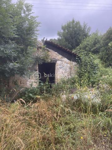 Ensemble de biens immobiliers à rénover sur presque 3 000 m2 de terrain avec possibilité d'acheter un peu plus.
4 bâtiments cadastrés. Une ancienne maison de 2 pièces avec cheminée à foyer ouvert et combles. Grange d'au moins 150 m2 au total, un ancien four à pain et un quatrième bâtiment. 
ATTENTION, LOURDS TRAVAUX, RENOVATION COMPLETE A FAIRE
Compteur électrique à changer
Toutes les toitures sont à refaire
Il y a un mobil home sur place qui peut rester si l'acheteur le souhaite
Un seul voisin
Endroit de baignade au change à 4 minutes top chrono!
De la pierre, magnifique pierre à rénover!
