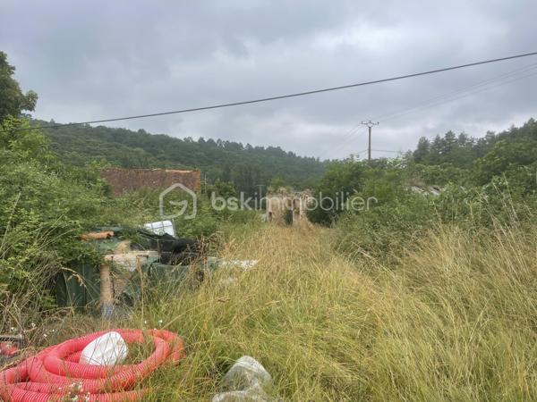 Ensemble de biens immobiliers à rénover sur presque 3 000 m2 de terrain avec possibilité d'acheter un peu plus.
4 bâtiments cadastrés. Une ancienne maison de 2 pièces avec cheminée à foyer ouvert et combles. Grange d'au moins 150 m2 au total, un ancien four à pain et un quatrième bâtiment. 
ATTENTION, LOURDS TRAVAUX, RENOVATION COMPLETE A FAIRE
Compteur électrique à changer
Toutes les toitures sont à refaire
Il y a un mobil home sur place qui peut rester si l'acheteur le souhaite
Un seul voisin
Endroit de baignade au change à 4 minutes top chrono!
De la pierre, magnifique pierre à rénover!