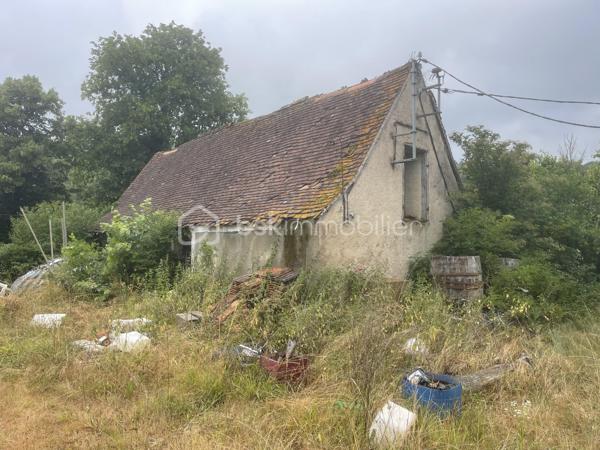 Ensemble de biens immobiliers à rénover sur presque 3 000 m2 de terrain avec possibilité d'acheter un peu plus.
4 bâtiments cadastrés. Une ancienne maison de 2 pièces avec cheminée à foyer ouvert et combles. Grange d'au moins 150 m2 au total, un ancien four à pain et un quatrième bâtiment. 
ATTENTION, LOURDS TRAVAUX, RENOVATION COMPLETE A FAIRE
Compteur électrique à changer
Toutes les toitures sont à refaire
Il y a un mobil home sur place qui peut rester si l'acheteur le souhaite
Un seul voisin
Endroit de baignade au change à 4 minutes top chrono!
De la pierre, magnifique pierre à rénover!