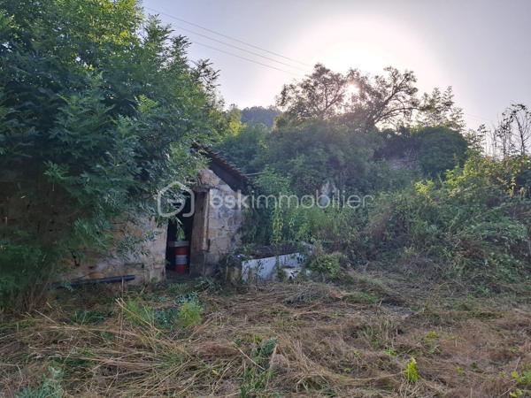 Ensemble de biens immobiliers à rénover sur presque 3 000 m2 de terrain avec possibilité d'acheter un peu plus.
4 bâtiments cadastrés. Une ancienne maison de 2 pièces avec cheminée à foyer ouvert et combles. Grange d'au moins 150 m2 au total, un ancien four à pain et un quatrième bâtiment. 
ATTENTION, LOURDS TRAVAUX, RENOVATION COMPLETE A FAIRE
Compteur électrique à changer
Toutes les toitures sont à refaire
Il y a un mobil home sur place qui peut rester si l'acheteur le souhaite
Un seul voisin
Endroit de baignade au change à 4 minutes top chrono!
De la pierre, magnifique pierre à rénover!