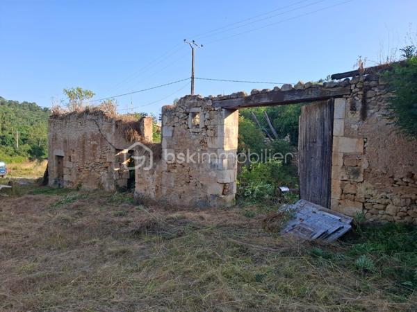 Ensemble de biens immobiliers à rénover sur presque 3 000 m2 de terrain avec possibilité d'acheter un peu plus.
4 bâtiments cadastrés. Une ancienne maison de 2 pièces avec cheminée à foyer ouvert et combles. Grange d'au moins 150 m2 au total, un ancien four à pain et un quatrième bâtiment. 
ATTENTION, LOURDS TRAVAUX, RENOVATION COMPLETE A FAIRE
Compteur électrique à changer
Toutes les toitures sont à refaire
Il y a un mobil home sur place qui peut rester si l'acheteur le souhaite
Un seul voisin
Endroit de baignade au change à 4 minutes top chrono!
De la pierre, magnifique pierre à rénover!