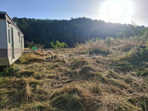 Ensemble de biens immobiliers à rénover sur presque 3 000 m2 de terrain avec possibilité d'acheter un peu plus.
4 bâtiments cadastrés. Une ancienne maison de 2 pièces avec cheminée à foyer ouvert et combles. Grange d'au moins 150 m2 au total, un ancien four à pain et un quatrième bâtiment. 
ATTENTION, LOURDS TRAVAUX, RENOVATION COMPLETE A FAIRE
Compteur électrique à changer
Toutes les toitures sont à refaire
Il y a un mobil home sur place qui peut rester si l'acheteur le souhaite
Un seul voisin
Endroit de baignade au change à 4 minutes top chrono!
De la pierre, magnifique pierre à rénover!