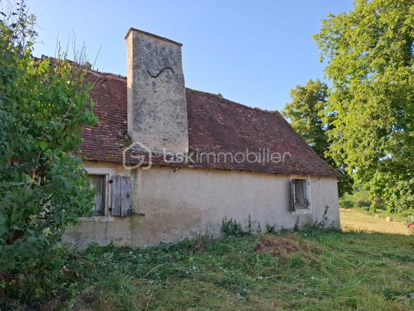 Ensemble de biens immobiliers à rénover sur presque 3 000 m2 de terrain avec possibilité d'acheter un peu plus.
4 bâtiments cadastrés. Une ancienne maison de 2 pièces avec cheminée à foyer ouvert et combles. Grange d'au moins 150 m2 au total, un ancien four à pain et un quatrième bâtiment. 
ATTENTION, LOURDS TRAVAUX, RENOVATION COMPLETE A FAIRE
Compteur électrique à changer
Toutes les toitures sont à refaire
Il y a un mobil home sur place qui peut rester si l'acheteur le souhaite
Un seul voisin
Endroit de baignade au change à 4 minutes top chrono!
De la pierre, magnifique pierre à rénover!