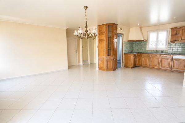 LIMITE ST FONS: # MAISON INDIVIDUELLE# 3 GARAGES# PISCINE OLYMPIQUE#RARE