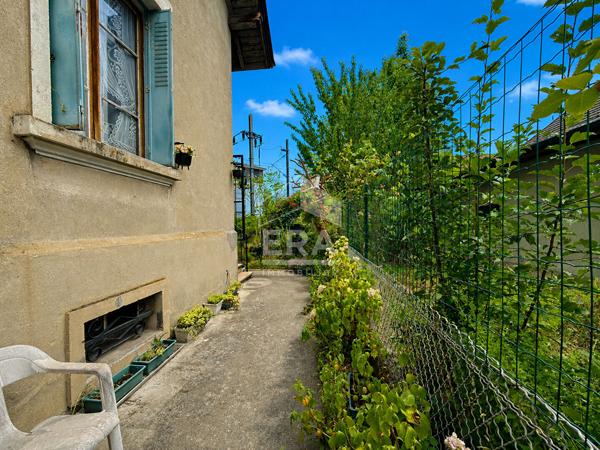 Maison de ville de caractère à rénover - 127 m² habitables + combles aménageables + 84 m² d'annexes ? Annecy, secteur Rue des Alpins