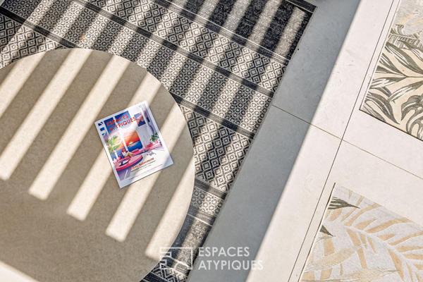 Morceau d’architecture brut et vitré, la vie dedans dehors