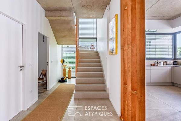 Morceau d’architecture brut et vitré, la vie dedans dehors