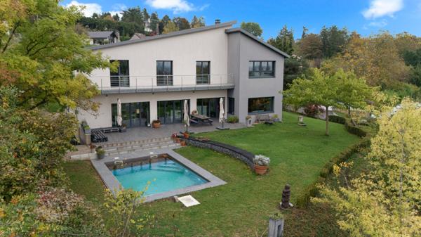 Superbe Villa 6 Chambres 280 m² habitables Vue dégagée. Piscine chauffée Grand Jardin Sous-sol aménagé