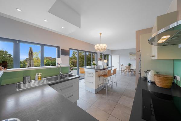 Superbe Villa 6 Chambres 280 m² habitables Vue dégagée. Piscine chauffée Grand Jardin Sous-sol aménagé