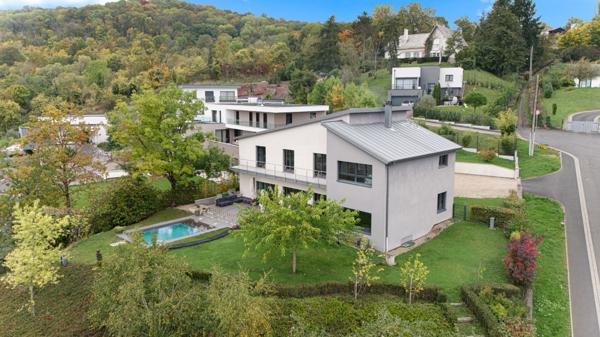 Superbe Villa 6 Chambres 280 m² habitables Vue dégagée. Piscine chauffée Grand Jardin Sous-sol aménagé