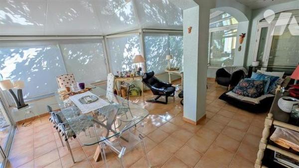 Villa de type 5 en R+1 avec piscine