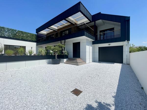 Villa 5 pièce(s) 4 chambre(s) 210 m²