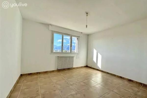 Spacieux Appartement à Ghisonaccia: 3 Chambres, Confort Moderne