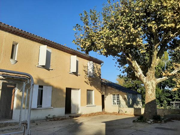 Camaret-sur-Aigues (84850) Exclusivité :à Camaret sur aigues au coeur du village – Maison avec dépendances et terrain arboré