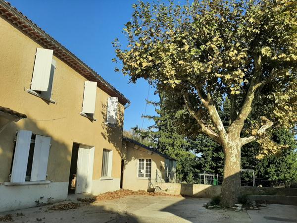 Camaret-sur-Aigues (84850) Exclusivité :à Camaret sur aigues au coeur du village – Maison avec dépendances et terrain arboré