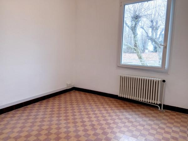 Camaret-sur-Aigues (84850) Exclusivité :à Camaret sur aigues au coeur du village – Maison avec dépendances et terrain arboré