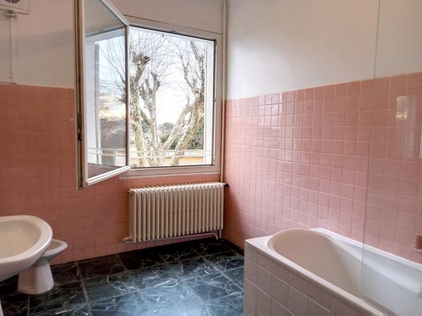 Camaret-sur-Aigues (84850) Exclusivité :à Camaret sur aigues au coeur du village – Maison avec dépendances et terrain arboré