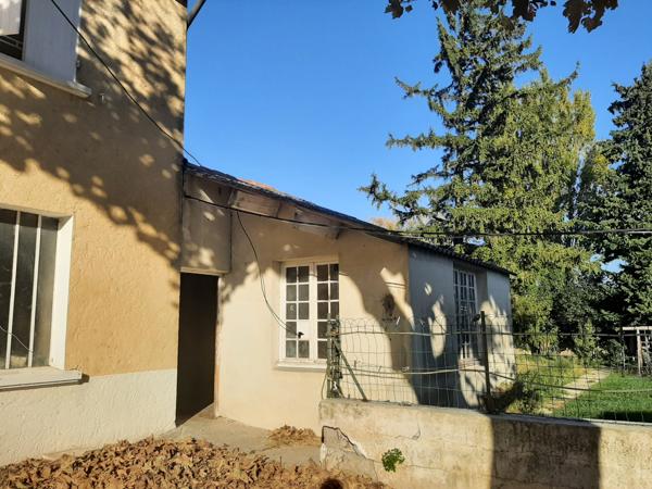 Camaret-sur-Aigues (84850) Exclusivité :à Camaret sur aigues au coeur du village – Maison avec dépendances et terrain arboré