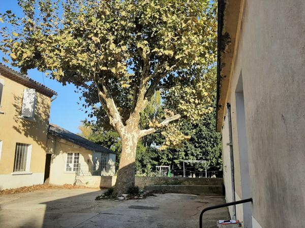 Camaret-sur-Aigues (84850) Exclusivité :à Camaret sur aigues au coeur du village – Maison avec dépendances et terrain arboré