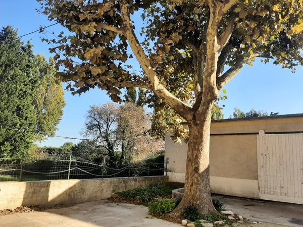 Camaret-sur-Aigues (84850) Exclusivité :à Camaret sur aigues au coeur du village – Maison avec dépendances et terrain arboré