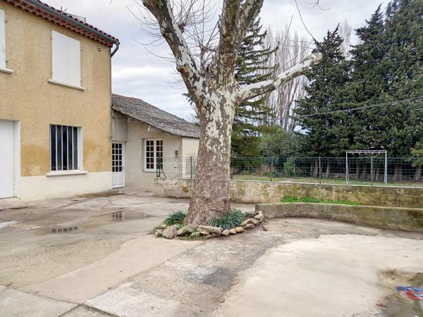 Camaret-sur-Aigues (84850) Exclusivité :à Camaret sur aigues au coeur du village – Maison avec dépendances et terrain arboré