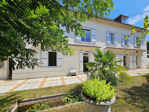 Villeneuve-sur-Lot (47300) Élégante propriété avec maison 200m², longère et dépendances avec piscine et grand parc 4000 m²