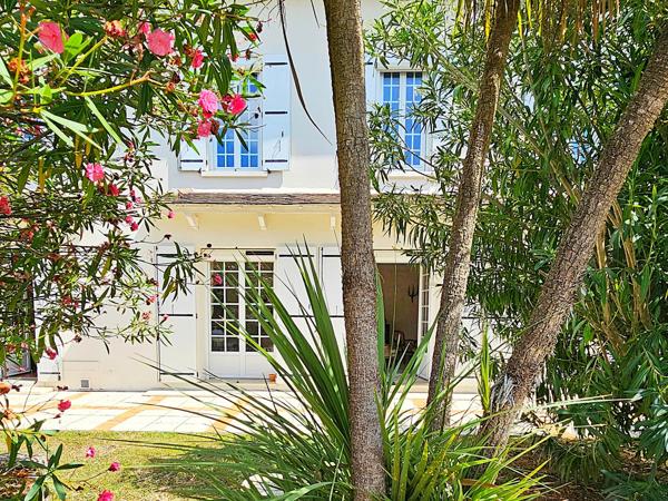 Villeneuve-sur-Lot (47300) Élégante propriété avec maison 200m², longère et dépendances avec piscine et grand parc 4000 m²