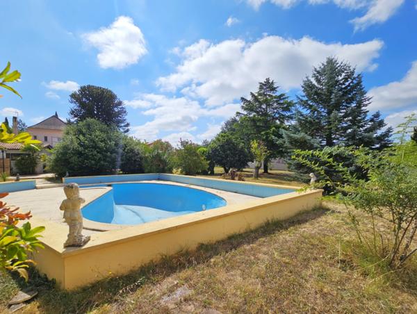 Villeneuve-sur-Lot (47300) Élégante propriété avec maison 200m², longère et dépendances avec piscine et grand parc 4000 m²