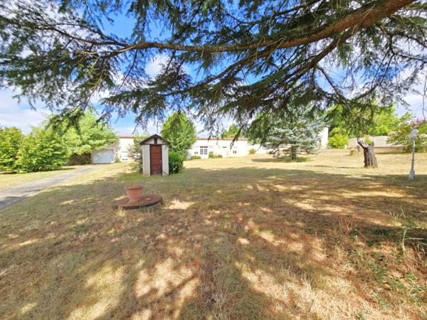 Villeneuve-sur-Lot (47300) Élégante propriété avec maison 200m², longère et dépendances avec piscine et grand parc 4000 m²