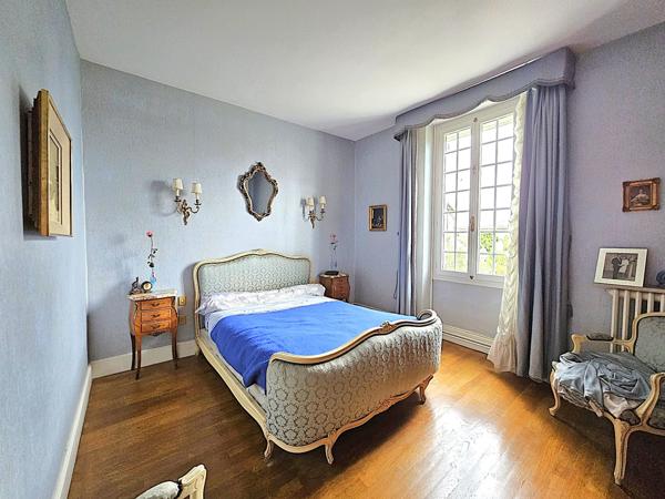 Villeneuve-sur-Lot (47300) Élégante propriété avec maison 200m², longère et dépendances avec piscine et grand parc 4000 m²