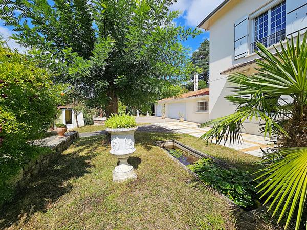 Villeneuve-sur-Lot (47300) Élégante propriété avec maison 200m², longère et dépendances avec piscine et grand parc 4000 m²