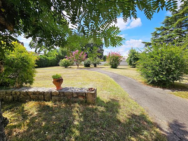 Villeneuve-sur-Lot (47300) Élégante propriété avec maison 200m², longère et dépendances avec piscine et grand parc 4000 m²