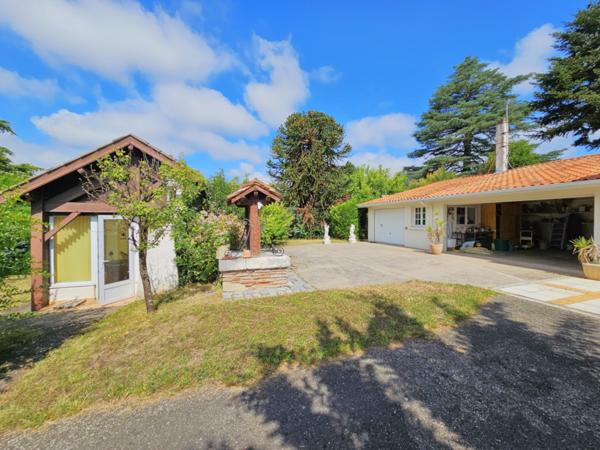 Villeneuve-sur-Lot (47300) Élégante propriété avec maison 200m², longère et dépendances avec piscine et grand parc 4000 m²