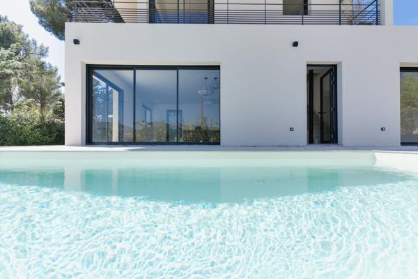 Villa contemporaine rénovée proche du port avec vues panoramiques