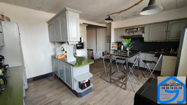 🔑 Immeuble à vendre – Libre d'occupation -- Idéal investisseur – Hyper centre de Decize

Opportunité rare à Decize ! Immeuble composé de deux lots situé en plein cœur de ville, idéal pour un projet d’investissement locatif.

RENDEMENT brut Possible 10.68 %

🏠 Partie habitation
	• Appartement de 159 m² libre
	• Réparti sur 3 niveaux, comprenant :
• 1er étage : cuisine (21 m²), salon/séjour (29 m²), bureau, salle de bain avec WC, 1 réserve (43 m²)
• 2e étage : 3 chambres (11,6 m² – 14,8 m² – 12,1 m²)
• 3e étage : 1 grande chambre (26 m²)
	• Huisseries PVC double vitrage, 1 chambre avec fenêtre coulissante alu
	• Chauffage central au gaz de ville avec thermostat centralisé
	• Toiture refaite à neuf

🏢 Local commercial
	• Surface de 124 m² (libre)
	• Composé de 5 pièces au rez-de-chaussée :
• Magasin (58 m²)
• Bureau (11,5 m²)
• Cuisine, WC, salle de réunion
• 2 pièces de stockage
	• Grande cave voûtée courant sous tout l'immeuble
	• Porte d’entrée et vitrine en aluminium (vitrine : 1,70 m)
	• Chauffage électrique

📄 Informations complémentaires
	• L’immeuble est vendu libre d'occupation
	• Idéal pour un investissement locatif mixte (habitation + commerce)

📍 Situation : hyper centre de Decize, proche de toutes commodités

Photos supplémentaires disponibles sur BSK IMMOBILIER > Nos conseillers > Julien LELONG.
Pour tout renseignement complémentaire ou pour une visite, contactez moi au 06.61.74.25.29.

Informations annonce: