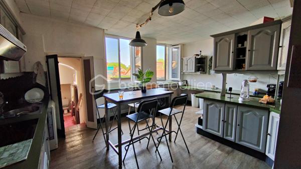 🔑 Immeuble à vendre – Libre d'occupation -- Idéal investisseur – Hyper centre de Decize

Opportunité rare à Decize ! Immeuble composé de deux lots situé en plein cœur de ville, idéal pour un projet d’investissement locatif.

RENDEMENT brut Possible 10.68 %

🏠 Partie habitation
	• Appartement de 159 m² libre
	• Réparti sur 3 niveaux, comprenant :
• 1er étage : cuisine (21 m²), salon/séjour (29 m²), bureau, salle de bain avec WC, 1 réserve (43 m²)
• 2e étage : 3 chambres (11,6 m² – 14,8 m² – 12,1 m²)
• 3e étage : 1 grande chambre (26 m²)
	• Huisseries PVC double vitrage, 1 chambre avec fenêtre coulissante alu
	• Chauffage central au gaz de ville avec thermostat centralisé
	• Toiture refaite à neuf

🏢 Local commercial
	• Surface de 124 m² (libre)
	• Composé de 5 pièces au rez-de-chaussée :
• Magasin (58 m²)
• Bureau (11,5 m²)
• Cuisine, WC, salle de réunion
• 2 pièces de stockage
	• Grande cave voûtée courant sous tout l'immeuble
	• Porte d’entrée et vitrine en aluminium (vitrine : 1,70 m)
	• Chauffage électrique

📄 Informations complémentaires
	• L’immeuble est vendu libre d'occupation
	• Idéal pour un investissement locatif mixte (habitation + commerce)

📍 Situation : hyper centre de Decize, proche de toutes commodités

Photos supplémentaires disponibles sur BSK IMMOBILIER > Nos conseillers > Julien LELONG.
Pour tout renseignement complémentaire ou pour une visite, contactez moi au 06.61.74.25.29.

Informations annonce: