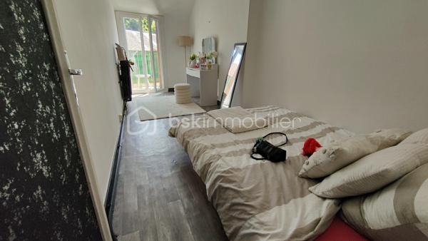 🔑 Immeuble à vendre – Libre d'occupation -- Idéal investisseur – Hyper centre de Decize

Opportunité rare à Decize ! Immeuble composé de deux lots situé en plein cœur de ville, idéal pour un projet d’investissement locatif.

RENDEMENT brut Possible 10.68 %

🏠 Partie habitation
	• Appartement de 159 m² libre
	• Réparti sur 3 niveaux, comprenant :
• 1er étage : cuisine (21 m²), salon/séjour (29 m²), bureau, salle de bain avec WC, 1 réserve (43 m²)
• 2e étage : 3 chambres (11,6 m² – 14,8 m² – 12,1 m²)
• 3e étage : 1 grande chambre (26 m²)
	• Huisseries PVC double vitrage, 1 chambre avec fenêtre coulissante alu
	• Chauffage central au gaz de ville avec thermostat centralisé
	• Toiture refaite à neuf

🏢 Local commercial
	• Surface de 124 m² (libre)
	• Composé de 5 pièces au rez-de-chaussée :
• Magasin (58 m²)
• Bureau (11,5 m²)
• Cuisine, WC, salle de réunion
• 2 pièces de stockage
	• Grande cave voûtée courant sous tout l'immeuble
	• Porte d’entrée et vitrine en aluminium (vitrine : 1,70 m)
	• Chauffage électrique

📄 Informations complémentaires
	• L’immeuble est vendu libre d'occupation
	• Idéal pour un investissement locatif mixte (habitation + commerce)

📍 Situation : hyper centre de Decize, proche de toutes commodités

Photos supplémentaires disponibles sur BSK IMMOBILIER > Nos conseillers > Julien LELONG.
Pour tout renseignement complémentaire ou pour une visite, contactez moi au 06.61.74.25.29.

Informations annonce: